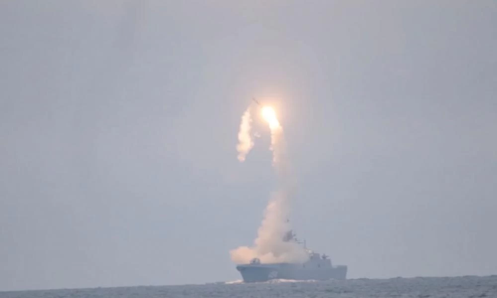 «Προβολή ισχύος» από τις ρωσικές ΕΔ με την εκτόξευση της «πυρηνικής τριάδας» (βίντεο)